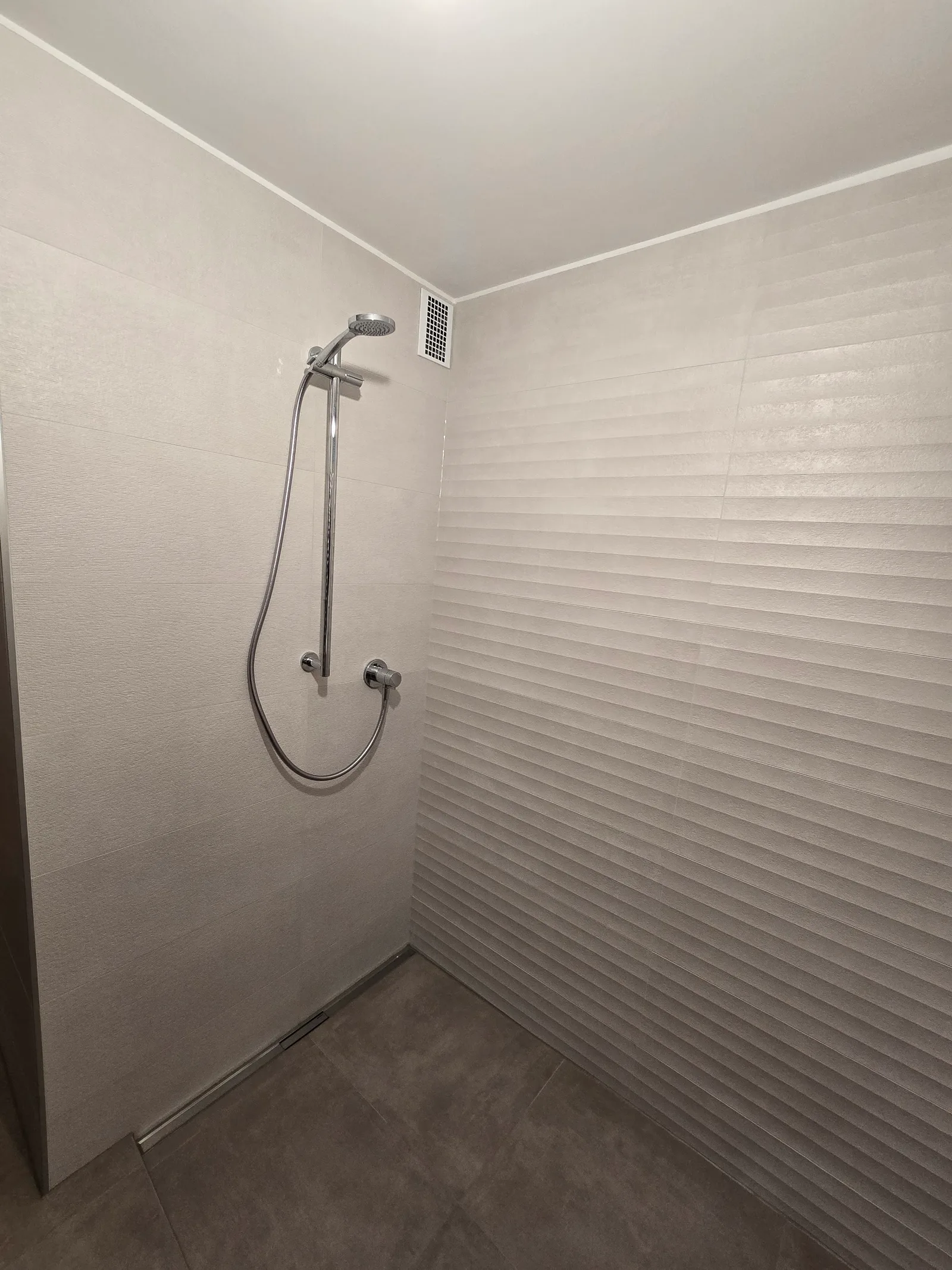 Fertiggestellte bodengleiche Dusche