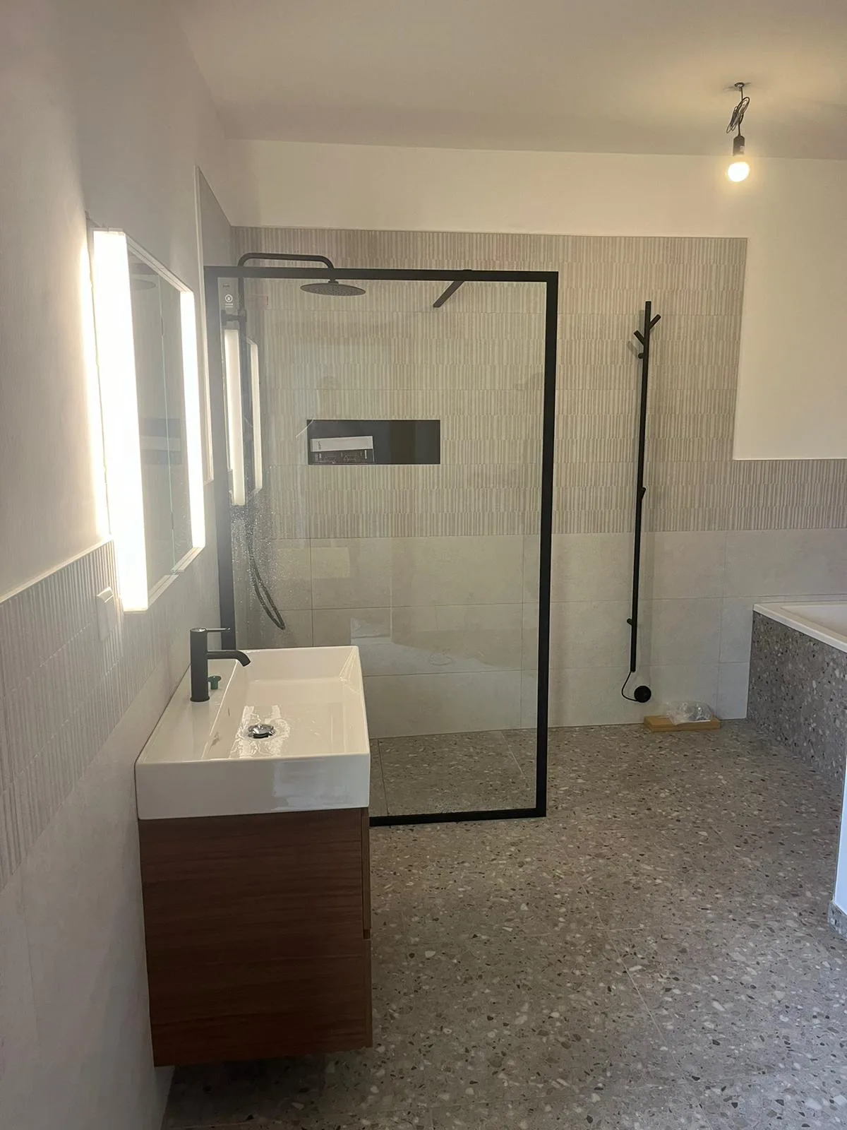 Modernes Bad mit Dusche, Badewanne und Waschtisch