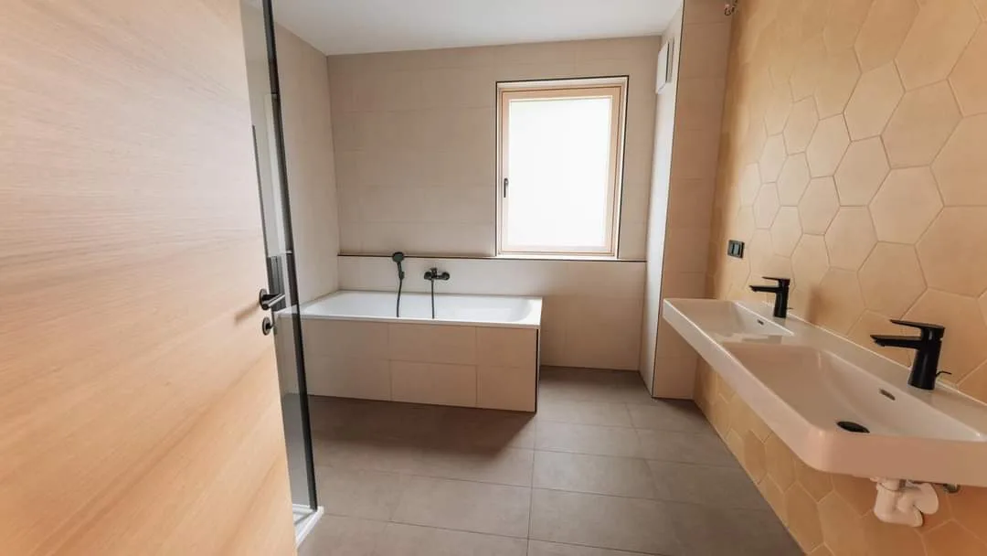 Modernes Bad mit Badewanne und Doppelwaschtisch