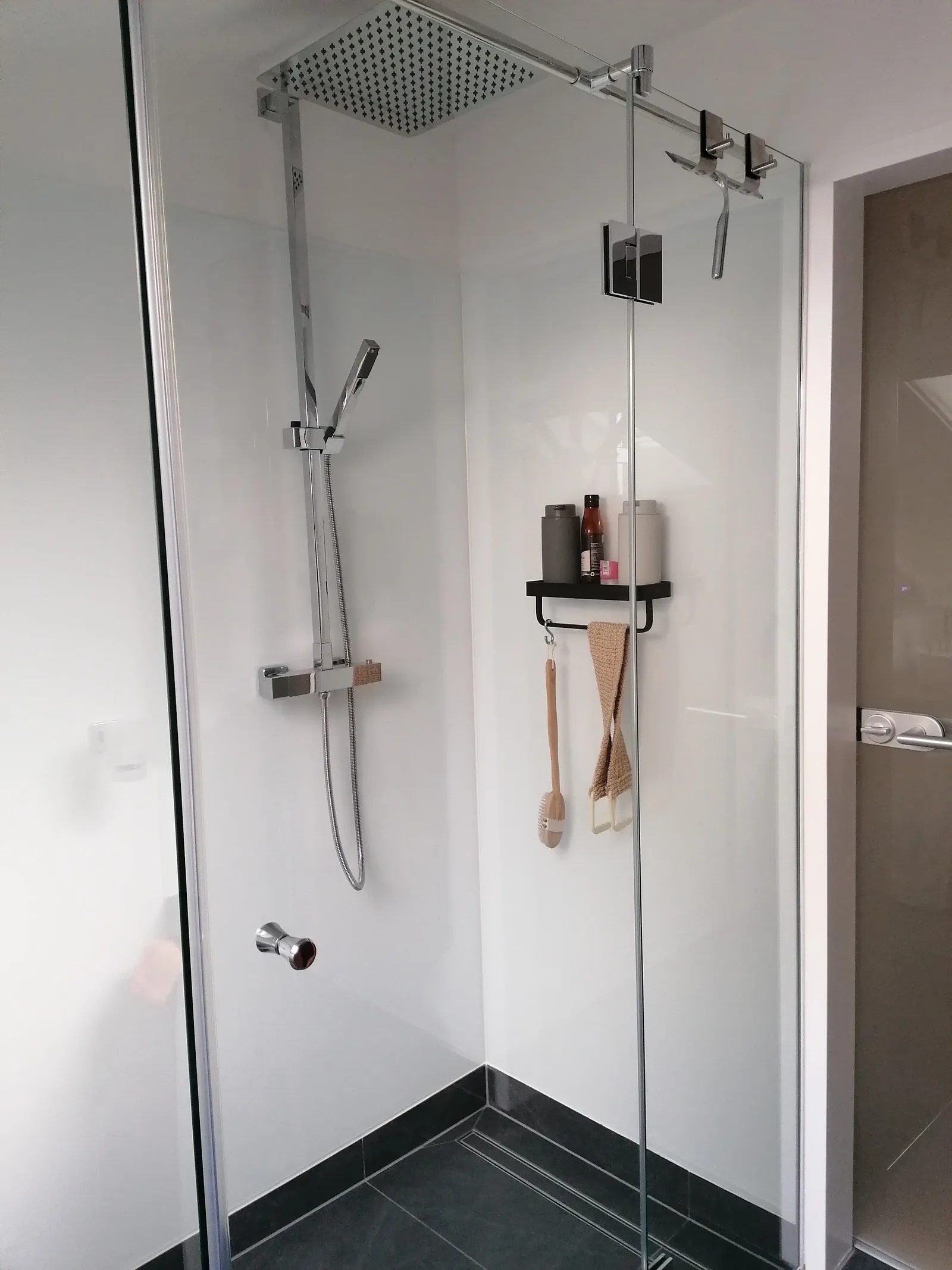 Fertiggestellte Glasdusche mit Regenbrause