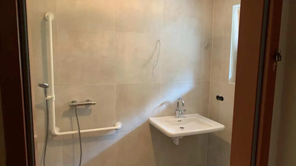 Barrierearm ausgestattete Dusche mit Waschbecken