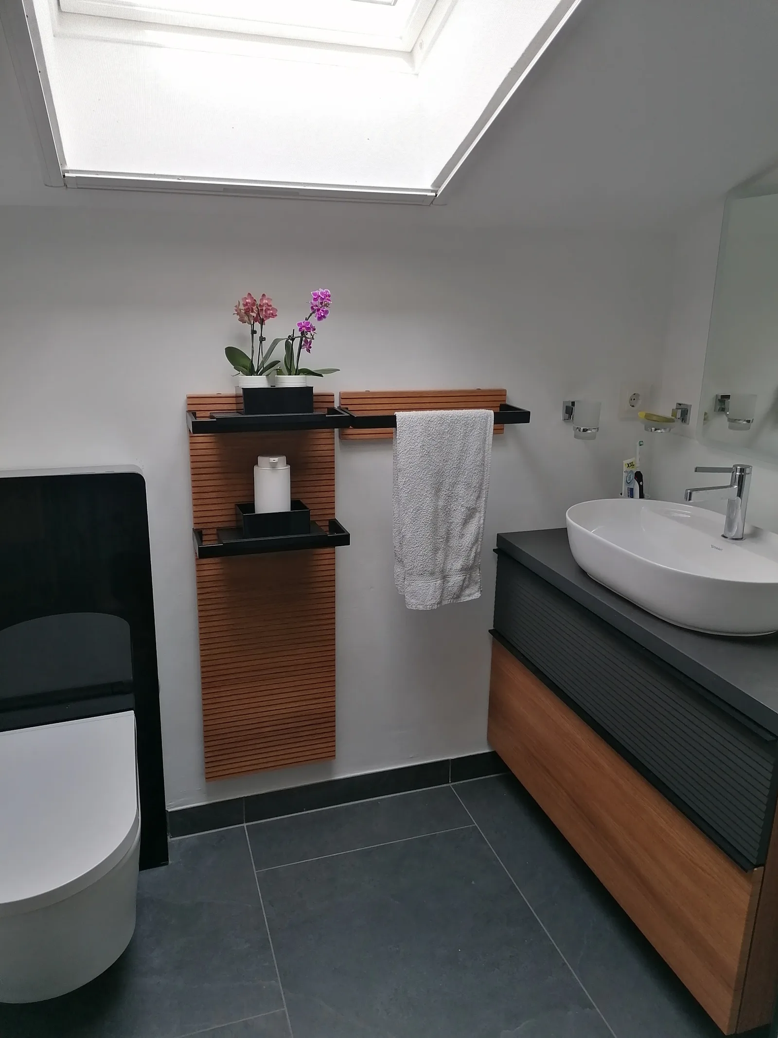 Badmöbel und WC in einem ausgebauten Dachraum